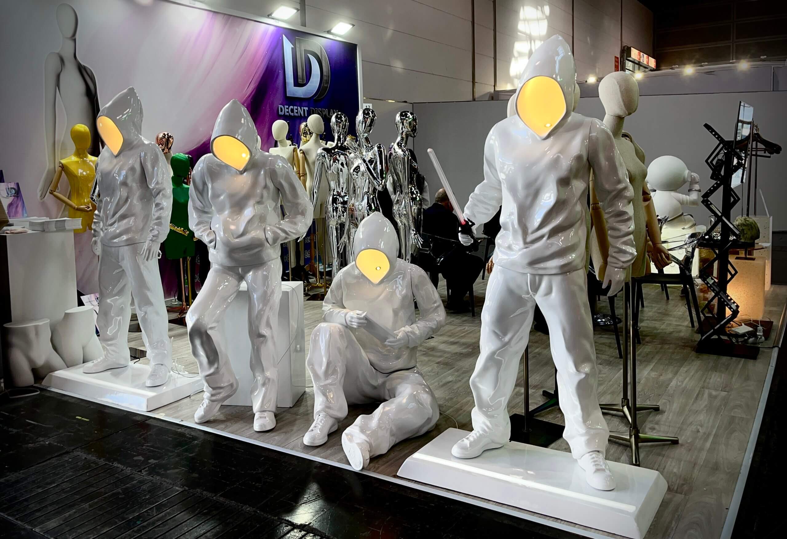 euroshop-face-off-display euroshop manikins with lighted faces